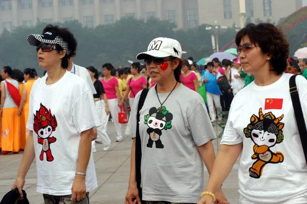 2008年8月7日 北京2008年奥运会官方吉祥物福娃形象的游客们穿上了带福娃形象的 — 图库照片