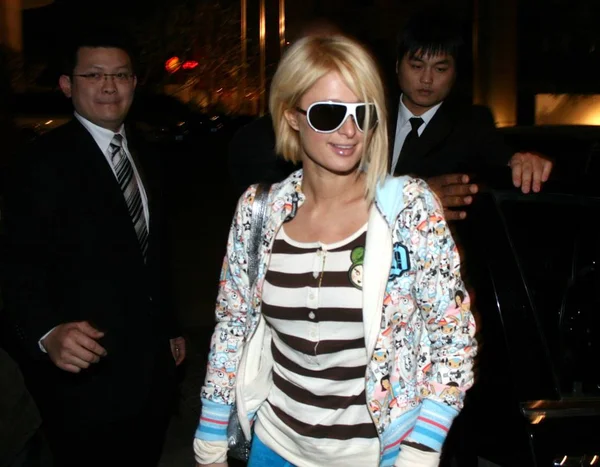 Socialite Paris Hilton Front Walks Hotel She Arrived Shanghai November — Stock Photo, Image