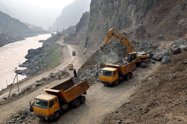 Transport Camions Lourds Rochers Pierres Sur Site Construction Centrale Hydroélectrique — Photo