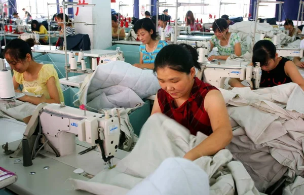 Plik Kobiece Robotników Chińskich Produkcji Ubrań Fabryce Odzieży Haian County — Zdjęcie stockowe