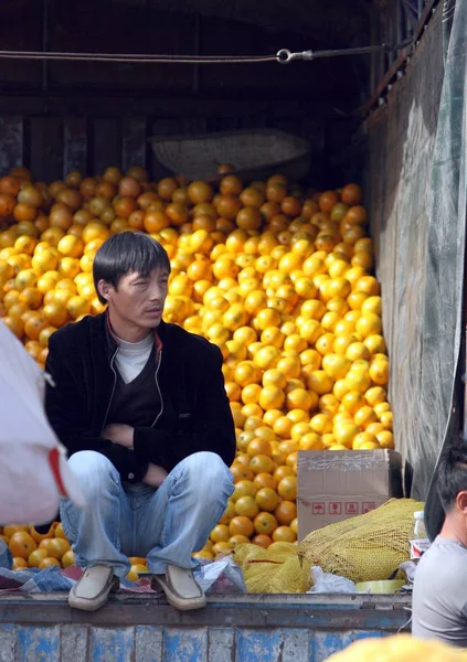 Les Vendeurs Orange Chinois Attendent Les Acheteurs Sur Marché Gros — Photo