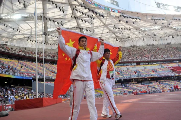 中国郭偉 と彼のチームメイトの王文波金目たると銀メダルのメンズ円盤投げ F35 の木曜日 北京の鳥の巣と呼ばれる 国立競技場で北京パラリンに勝った後祝う — ストック写真