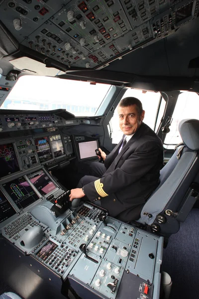 Piloto Teste Jean Michel Roy Senta Cockpit Airbus A380 Durante — Fotografia de Stock