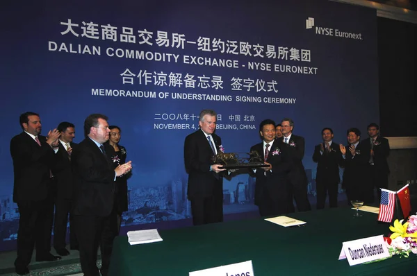 Duncan Niederauer Ceo Nyse Euronext Troca Presentes Com Liu Xingqiang — Fotografia de Stock