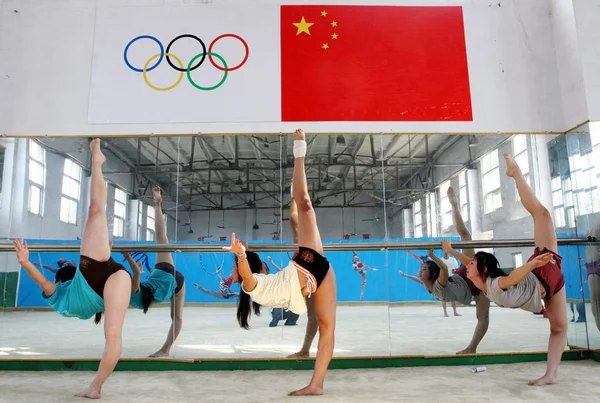 Китайские Девушки Практикуют Вольные Упражнения Время Тренировки Спортивной Школе Городе — стоковое фото