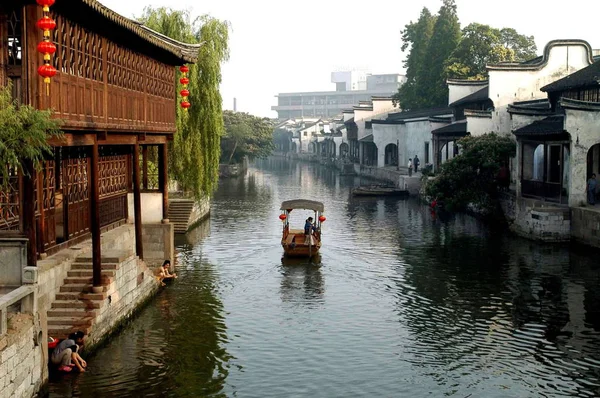Huzhou 東中国浙江省の Nanxun 町の川沿いの民家を通り過ぎたボート — ストック写真