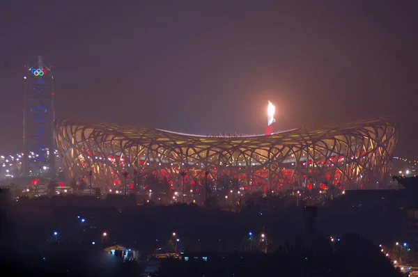 Vista Llama Olímpica Encendida Una Antorcha Sobre Estadio Nacional Conocido —  Fotos de Stock