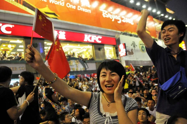 Πλήθος Των Κινέζων Γιορτάζει Ενώ Παρακολουθεί Την Τελετή Έναρξης Των — Φωτογραφία Αρχείου
