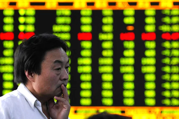 Investor China Tampak Khawatir Setelah Melihat Harga Saham Hijau Untuk — Stok Foto