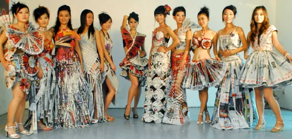Chinese Girl Students Show Dresses Made Newspapers Students Art College — Stock Photo, Image