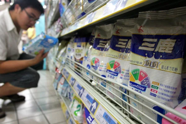 Kinesisk Shopper Tittar Påse Mjölkpulver Nära Sanlu Baby Mjölks Pulver — Stockfoto