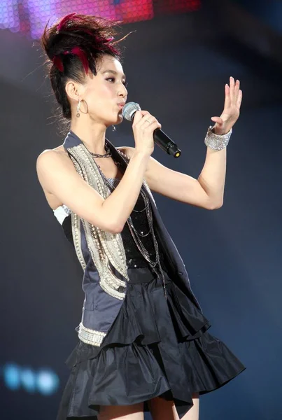 2008年9月8日 中国女演员兼歌手黄胜义在上海举行演唱会 — 图库照片