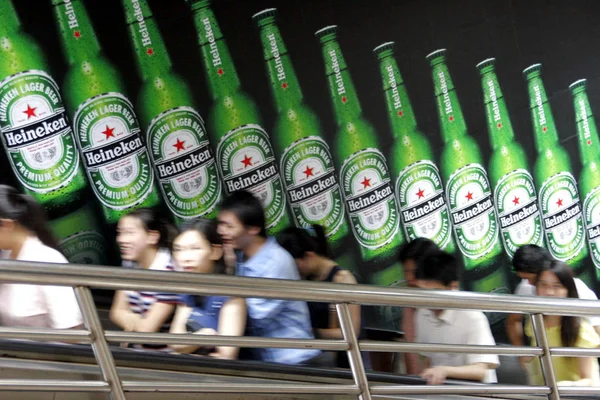 Chinese Voorbijgangers Nemen Roltrap Langs Een Advertentie Van Heineken Bier — Stockfoto