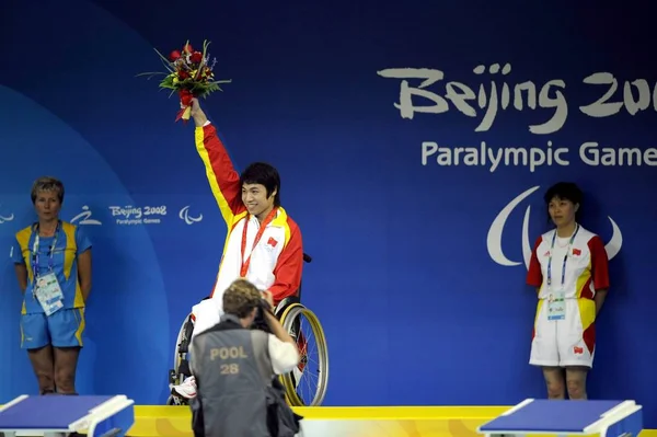 中国的杜建平 2008年9月7日 星期日 在北京举行的北京2008年残奥会上获得男子100米自由泳 金牌后庆祝 — 图库照片
