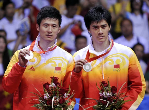 Chinas Haifeng Benar Dan Cai Yun Menunjukkan Medali Perak Mereka — Stok Foto