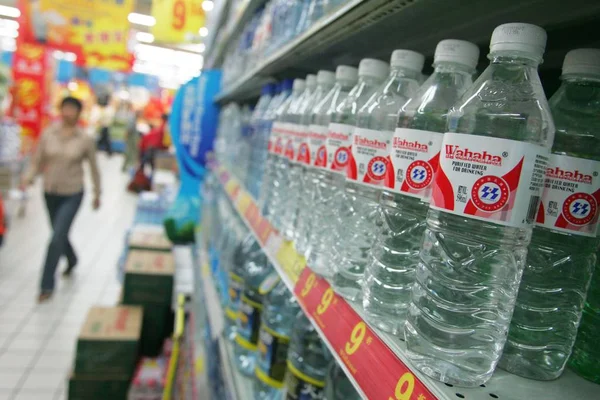 Bottiglie Acqua Pura Wahaha Sono Visti Vendita Supermercato Shanghai Ottobre — Foto Stock