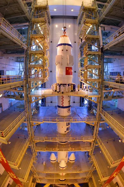 Chinesische Luftfahrtexperten Und Arbeiter Installieren Das Verkleidete Bemannte Raumschiff Shenzhou — Stockfoto