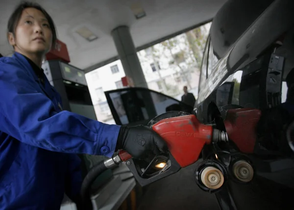 Seorang Pekerja Stasiun Pengisian Bahan Bakar Mobil Sebuah Pompa Bensin — Stok Foto