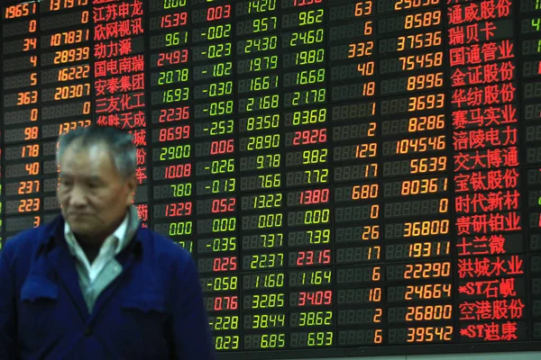 Chinese Investor Walks Screen Showing Share Prices Green Price Falling — Stock Photo, Image