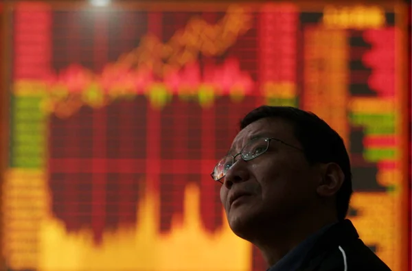 Investor China Melihat Harga Saham Dan Indeks Saham Sebuah Rumah — Stok Foto