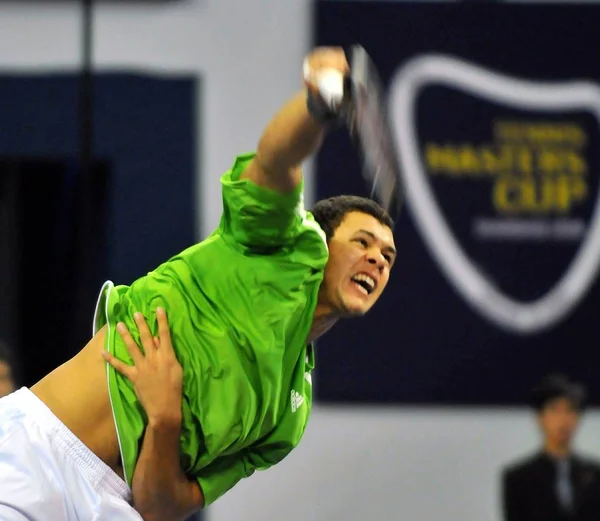2008年11月13日 法国选手乔 威尔弗里德 特松加在上海与塞尔维亚的诺瓦克 德约科维奇参加了2008年阿普网球大师杯的单打比赛 — 图库照片