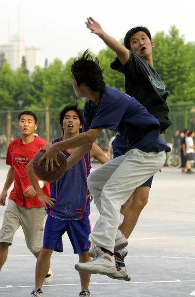 上海のトンジ大学でバスケットボールをする学生たち — ストック写真