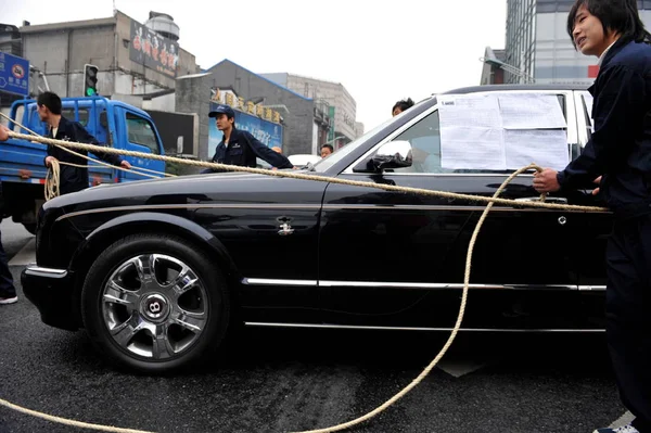 Chinesische Arbeiter Ziehen Eine Bentley Limousine Entlang Des Westlichen Sees — Stockfoto