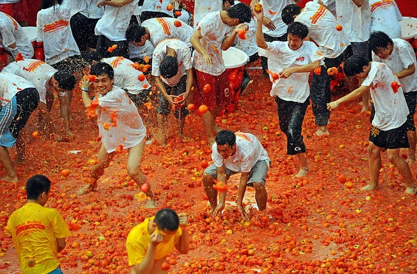 Chinesische Jugendliche Werfen Tomaten Während Einer Tomatenschlacht Das Tomatenfest Südchinesischen — Stockfoto