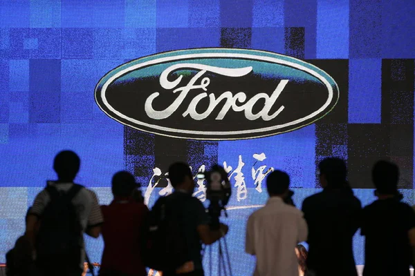 Bezoekers Worden Gezien Stand Van Ford China Guangzhou International Automobile — Stockfoto