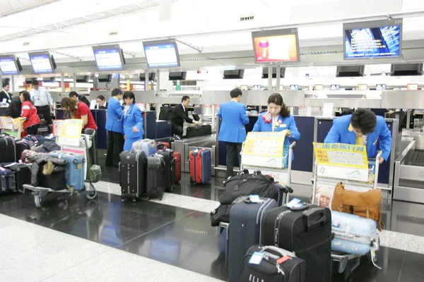 Passagiers Inchecken Van Bagage Een Terminal Hong Kong International Airport — Stockfoto