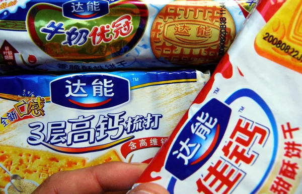 Acquirente Acquista Biscotti Danone Supermercato Nella Città Yichang Provincia Centrale — Foto Stock