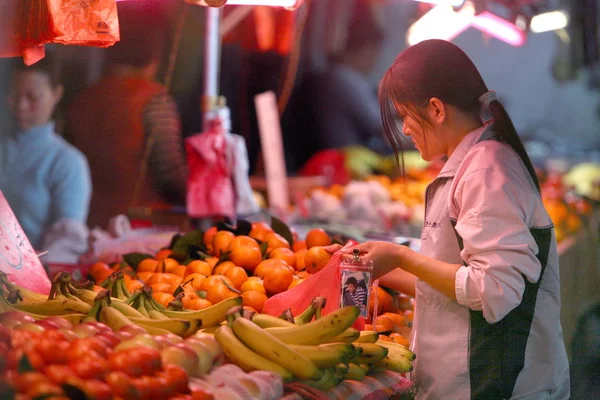 Trabalhador Chinês Foxconn Compra Frutas Após Trabalho Perto Hongfujin Bonded — Fotografia de Stock