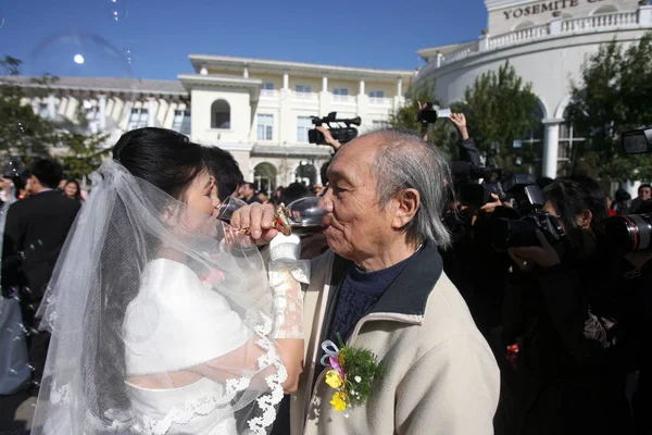 Profesor Años Jieqin Derecha Esposa Años Jiang Xiaohui Izquierda Beben — Foto de Stock