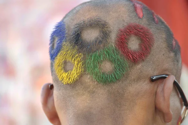 Čínský Muž Účesu Olympijského Emblému Který Ukazuje Podporu Pro Peking — Stock fotografie