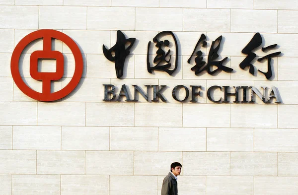 File Homme Passe Devant Une Succursale Banque Chine Boc Pékin — Photo