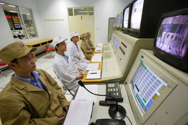 Cientistas Aeronáuticos Chineses Trabalhadores Monitoram Telas Centro Controle Exibição Durante — Fotografia de Stock