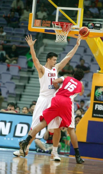 Chinas Yao Ming Izquierda Bloquea Irans Hamed Ehadadi Partido Baloncesto — Foto de Stock