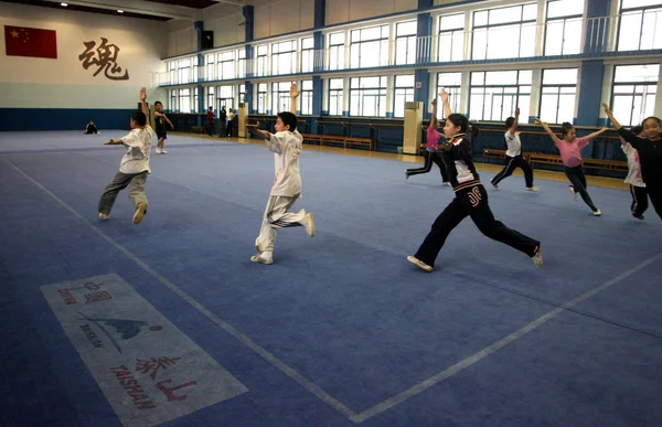 Chinese Kinderen Oefenen Wushu Martial Arts Tijdens Training Beijing Shichahai — Stockfoto