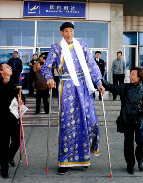 Chinas Světy Nejvyšší Muž Bao Xishun Metrů Vysoký Přijíždí Huhehaote — Stock fotografie