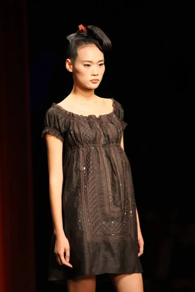 Model Parady Tangy Wiosna Lato 2009 Kolekcja Shenzhen Liangzi Fashion — Zdjęcie stockowe