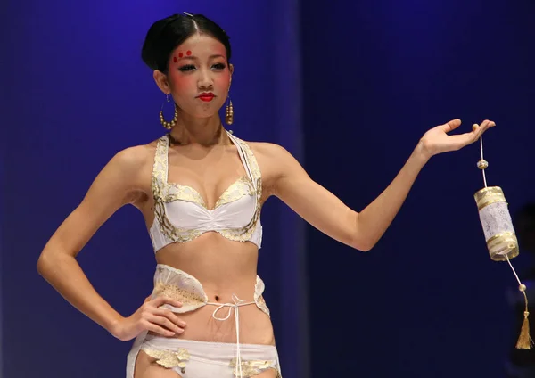 Modelo Desfila Último Moda Lencería Por Jóvenes Diseñadores Chinos Durante — Foto de Stock