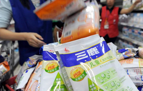 Trabajadores Supermercados Chinos Retiran Bolsas Leche Sanlu Polvo Los Estantes — Foto de Stock