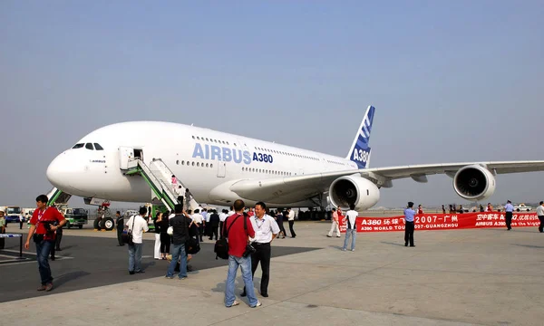 Κινέζοι Επισκέπτες Ευθυγραμμίζονται Για Επιβιβαστούντο Ένα Airbus A380 Στο Διεθνές — Φωτογραφία Αρχείου