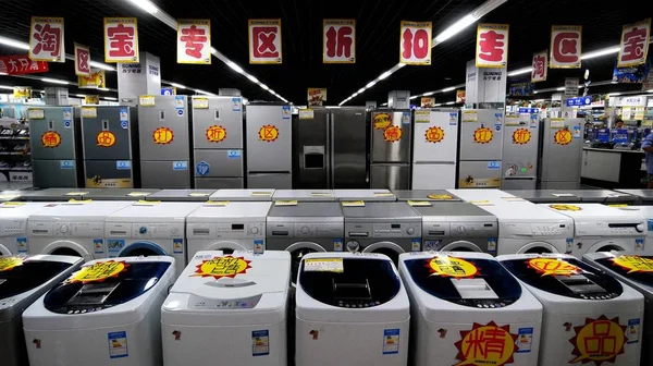 洗濯機と冷蔵庫は 2008年8月30日 北京のSuningディスカウントストアで販売されています — ストック写真