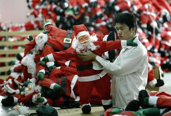 Chinesische Fabrikarbeiter Fertigen Weihnachtsmann Spielzeug Einer Spielzeugfabrik Guangzhou Provinz Guangdong — Stockfoto