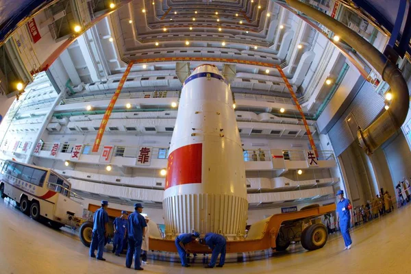 Chinesische Luftfahrtexperten Und Arbeiter Transportieren Das Verkleidete Bemannte Raumschiff Shenzhou — Stockfoto