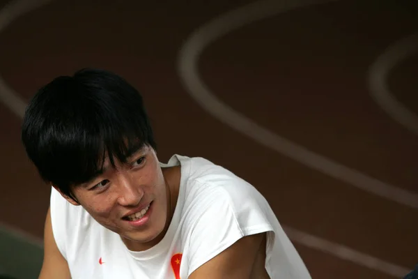 中国男子 110 000 栏奥运金牌得主刘翔在为即将于2006年10月31日在上海举行的第十五届多哈亚运会的训练课上休息 — 图库照片