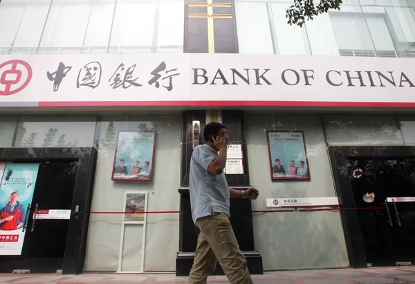 Egy Kínai Férfi Sétál Elmúlt Egy Ága Bank China Boc — Stock Fotó
