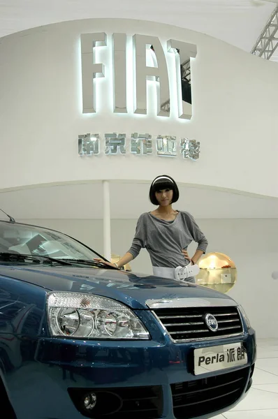 Model Poses Fiat Perla Car Show Nanjing City East Chinas — Stock Photo, Image