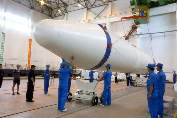 Científicos Aeronáuticos Chinos Descargan Cohete Impulsor Cohete Long March Durante —  Fotos de Stock